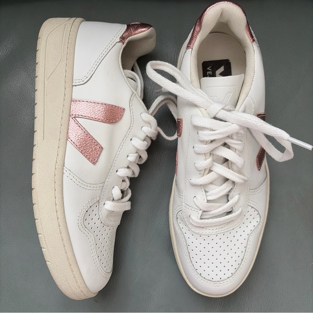 EUC Veja V10 White Leather Sneakers with Rose Pink Metallic size 37 or 6-6.5